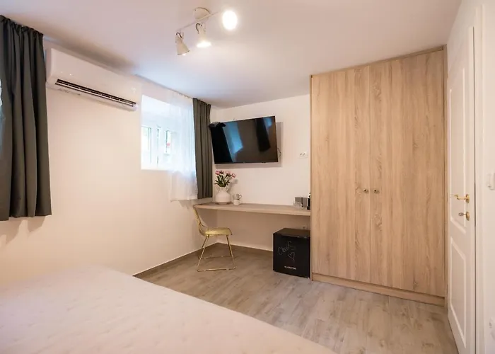Saint Simeon Room And Apartment